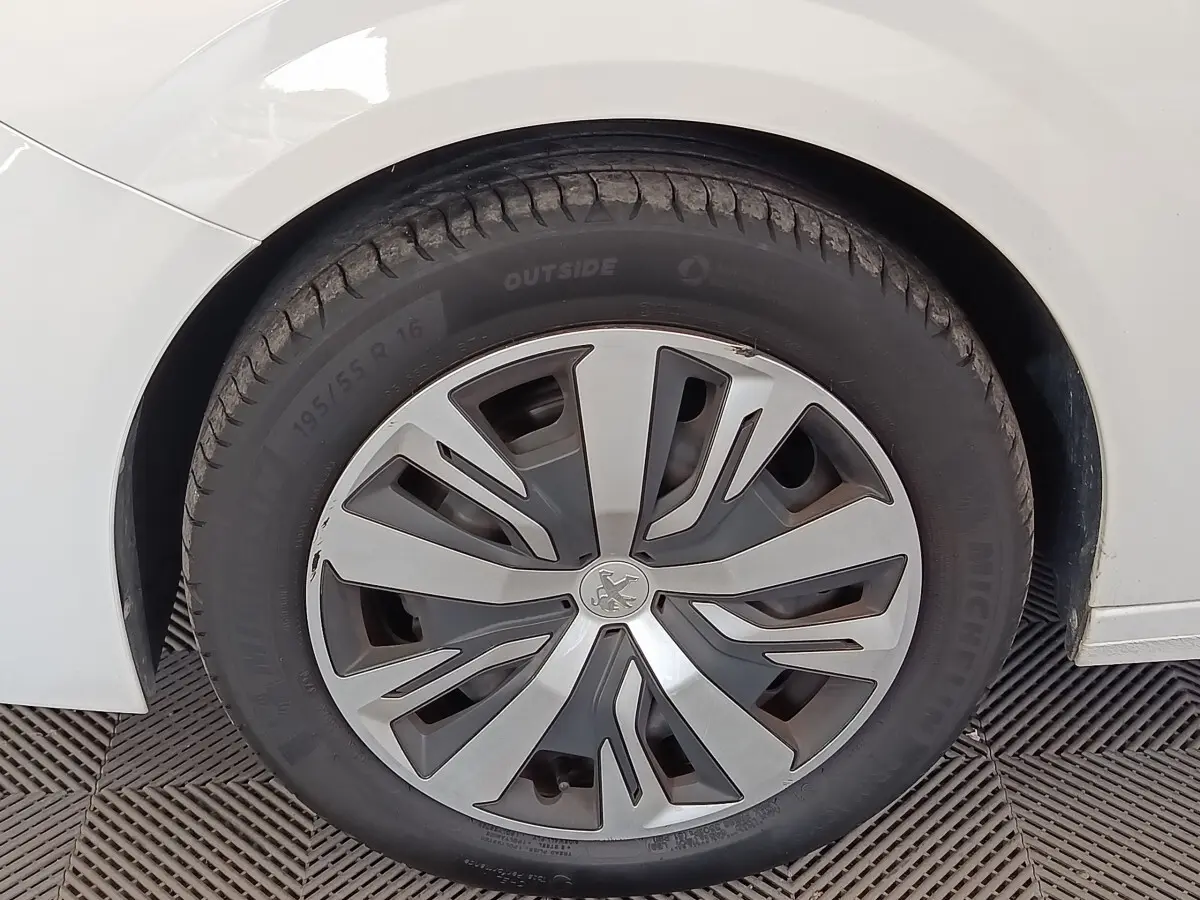 Gros plan sur la roue avant droite blanche d'une Peugeot 208 PureTech 100 S&S Active Business 2020.