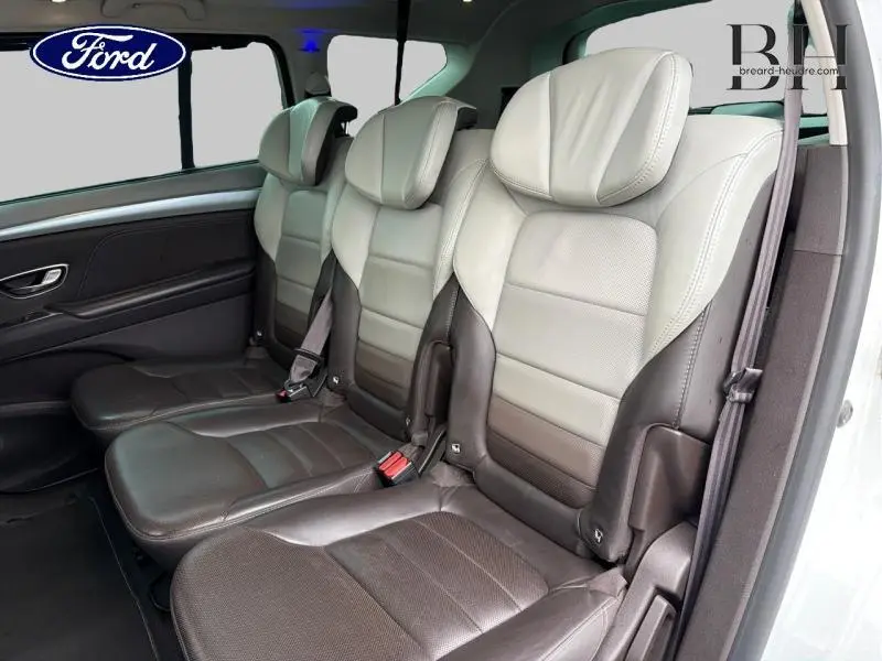 Vue intérieure côté droit sur les trois sièges individuels arrière en cuir bi-ton clair et foncé du Renault Espace blanc Glacier.