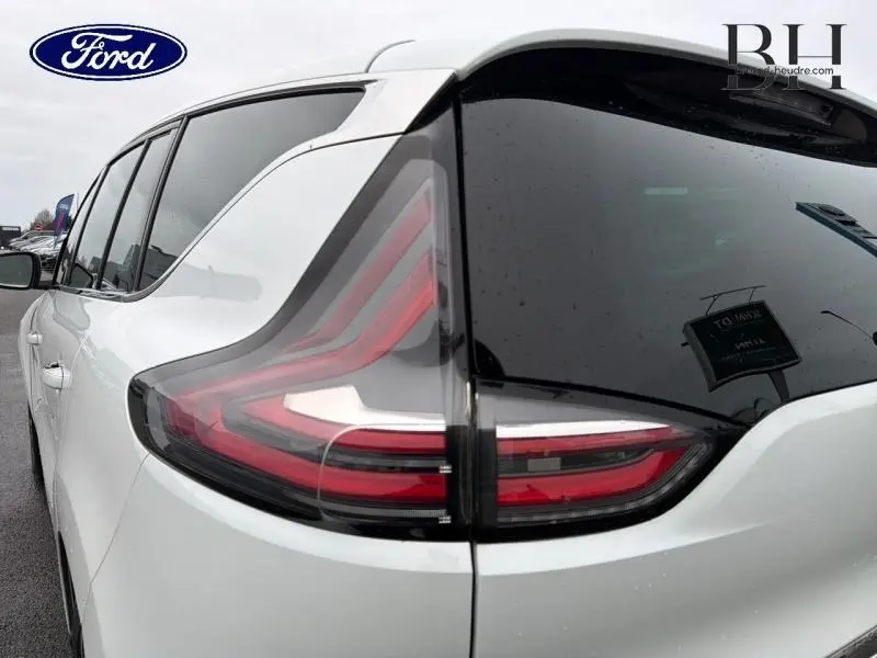 Vue arrière côté gauche d'un Renault Espace blanc Glacier avec feux arrière LED caractéristiques et vitres surteintées.