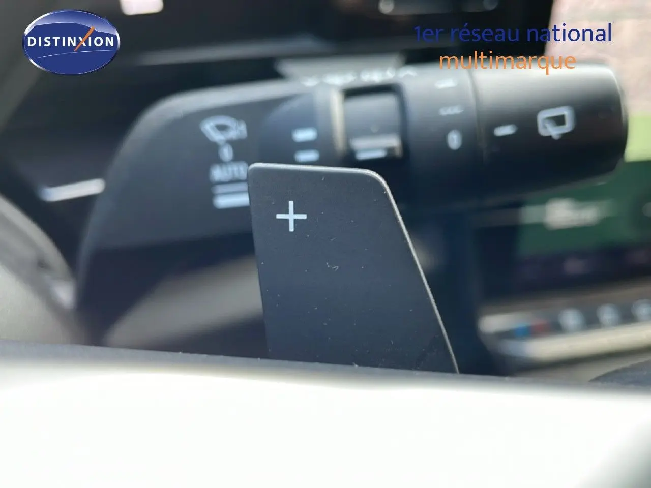 Gros plan sur la palette de changement de vitesse "+" dans l'habitacle du Renault Espace gris schiste 2024.