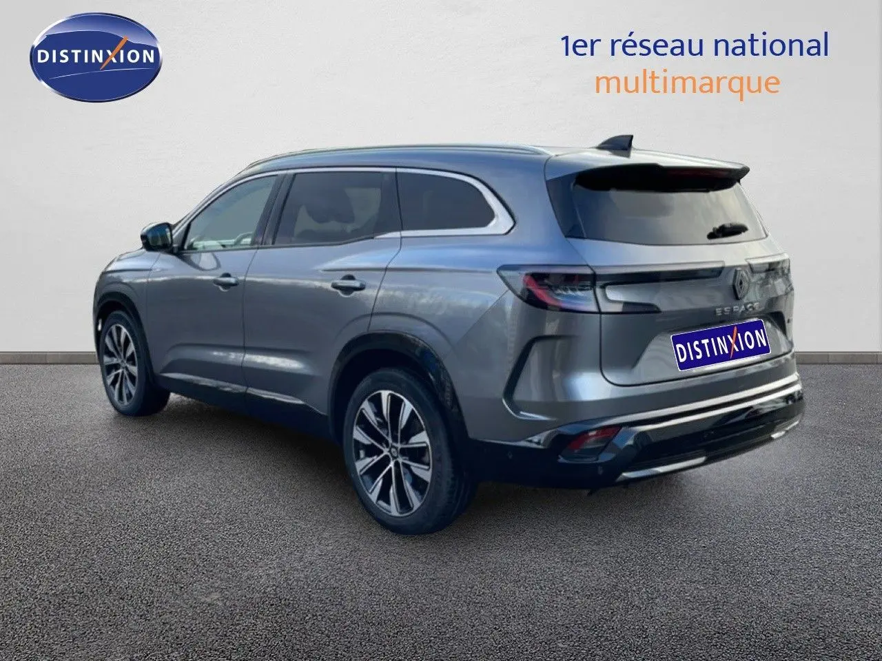 Vue 3/4 arrière droite d'un Renault Espace 2024 gris schiste métal avec jantes alliage et feux LED distinctifs.