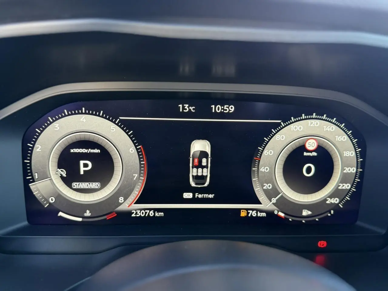 Affichage numérique du combiné d'instrumentation du Nissan Qashqai 2025, avec compte-tours et vitesse en km/h.