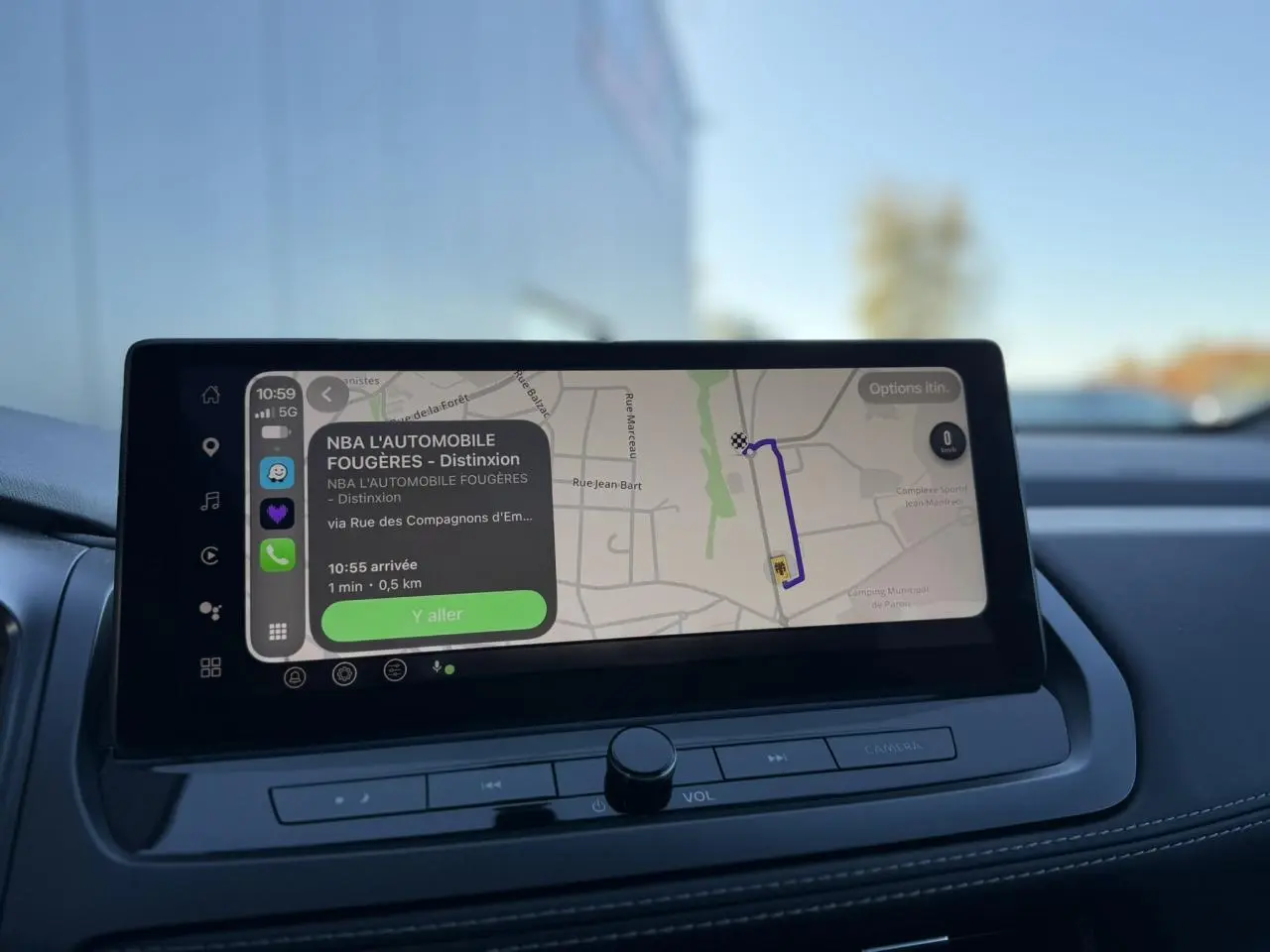 Écran tactile central du Nissan Qashqai 2025 affichant un itinéraire de navigation avec interface Apple CarPlay.