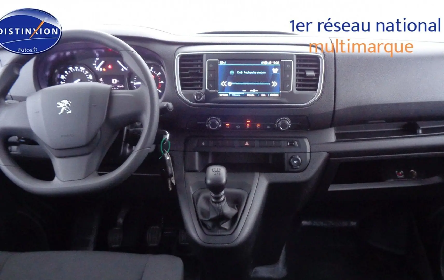 Intérieur du Peugeot Expert Long 2023, tableau de bord et volant gris avec boîte manuelle visible au centre.
