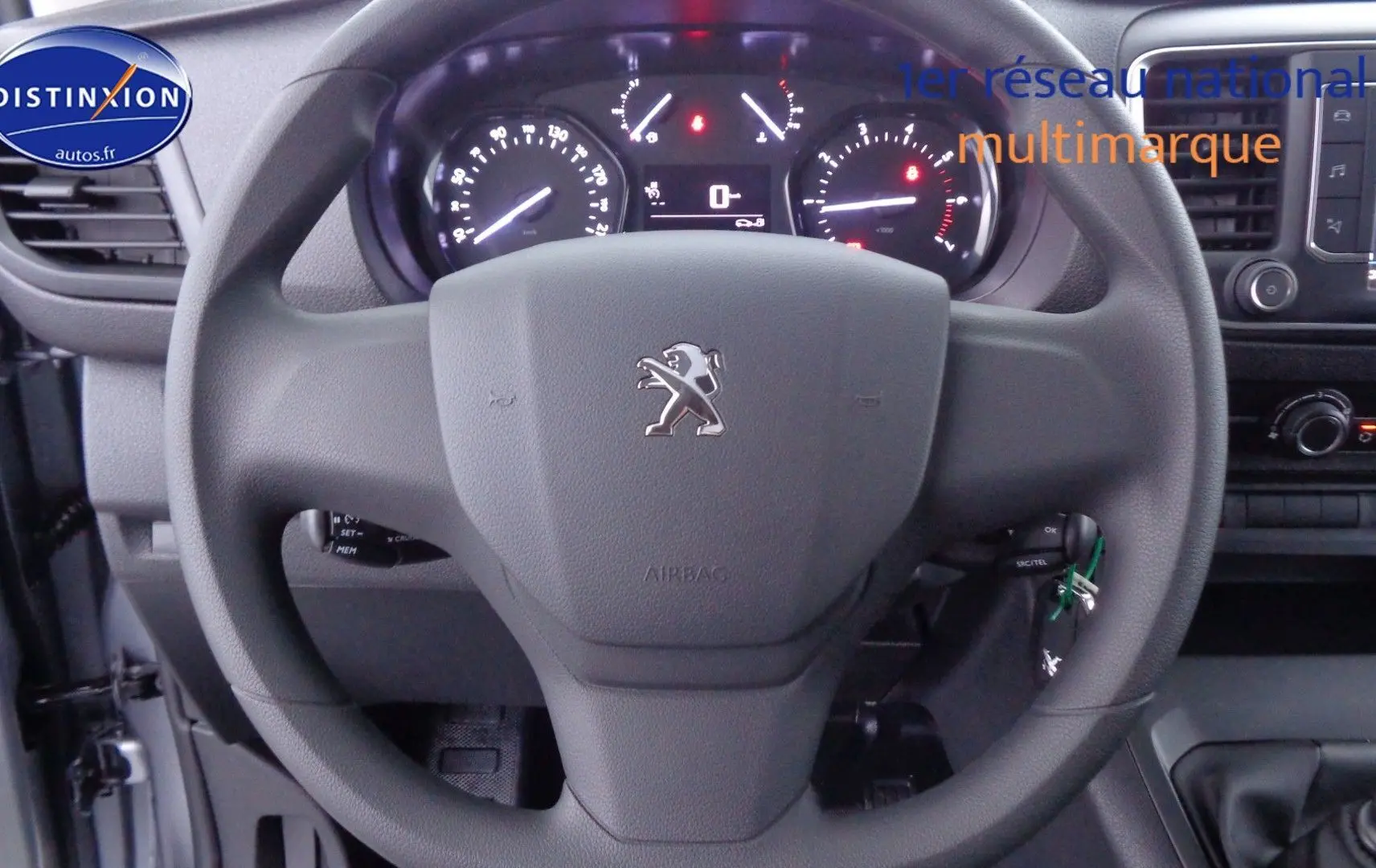 Vue rapprochée du volant et du tableau de bord du Peugeot Expert Cabine Approfondie gris, version 2023 diesel.
