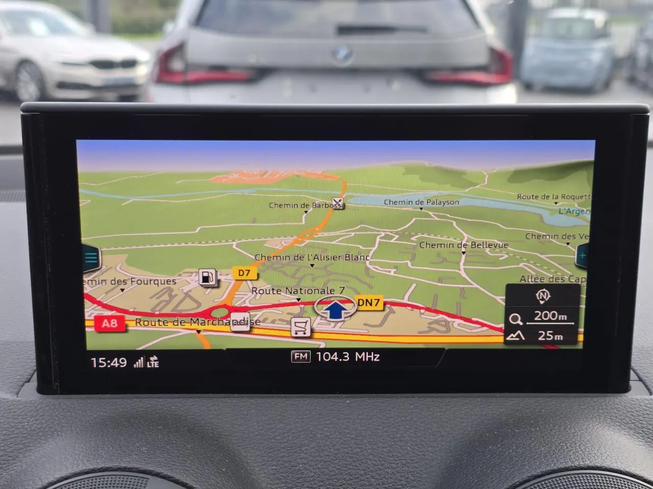 Écran central du système MMI Navigation Plus de l'Audi Q2 2023 affichant une carte routière colorée.