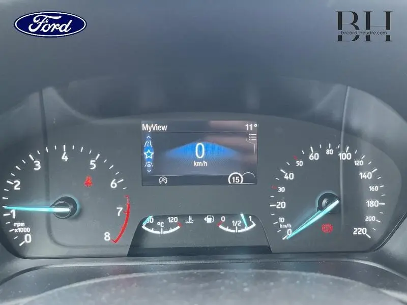 Vue rapprochée du tableau de bord numérique de la Ford Fiesta 2022, affichant vitesse à 0 km/h et compte-tours.