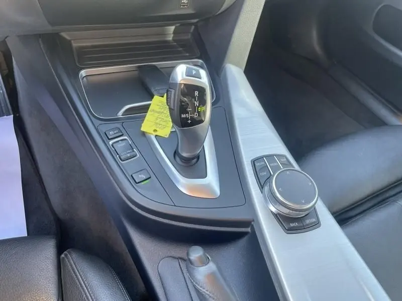 Vue rapprochée de la console centrale de la BMW Série 4 Gran Coupé 418 da 2018, avec levier de vitesse automatique et finition noir métal.