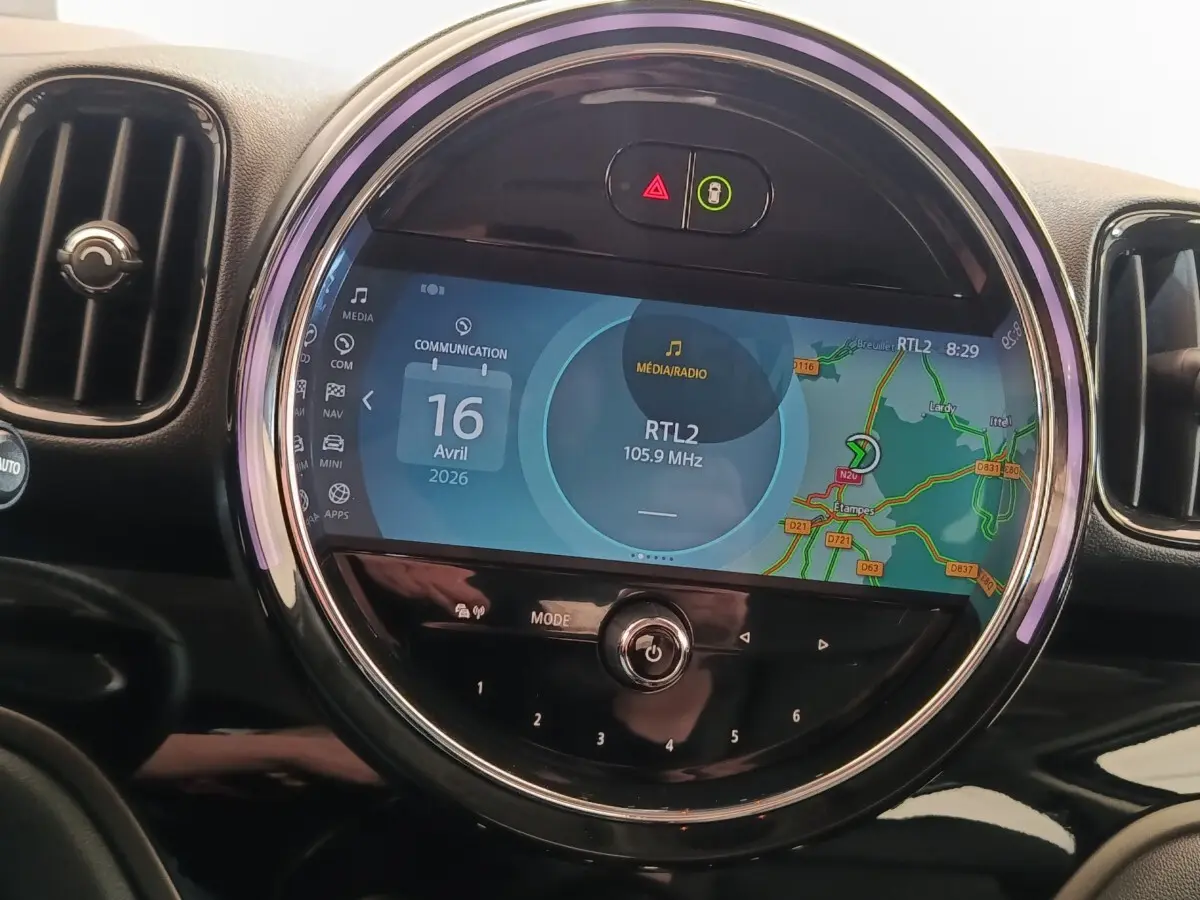 Écran tactile central rond affichant navigation et radio, intérieur noir du MINI Countryman Cooper SE 2023.