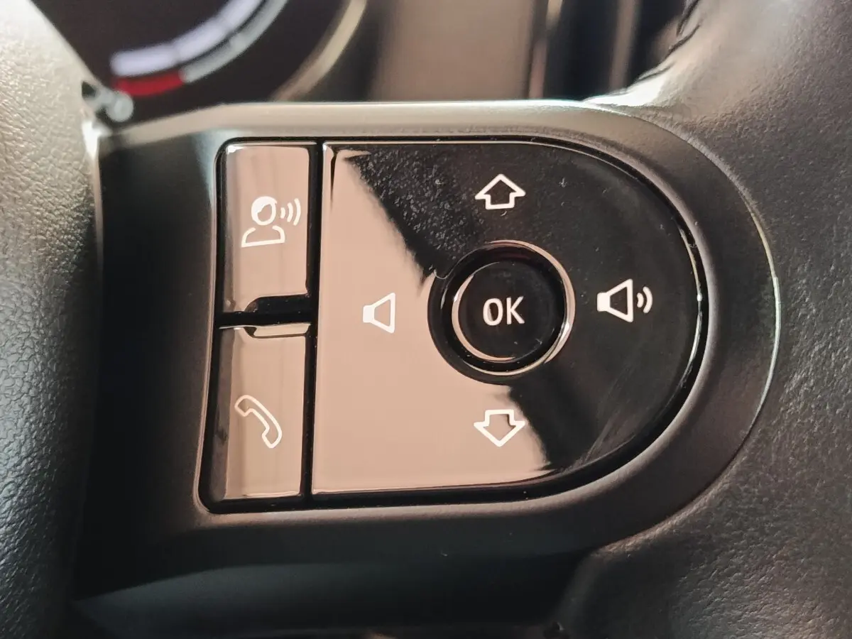 Boutons de commande multifonctions sur le volant noir du MINI Countryman Cooper SE 2023, avec touches vocales et appel.