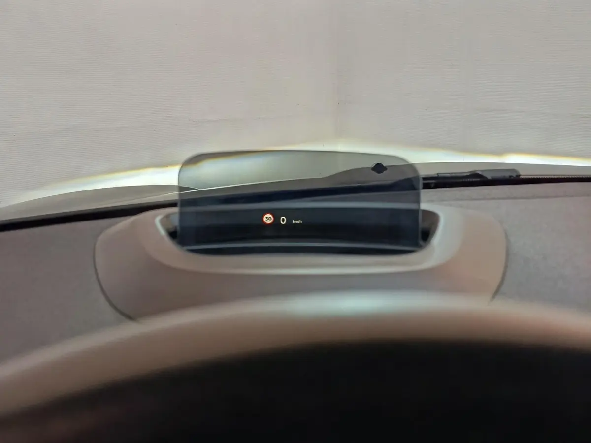 Affichage tête haute numérique du MINI Countryman Cooper SE, vue depuis le volant vers le pare-brise.