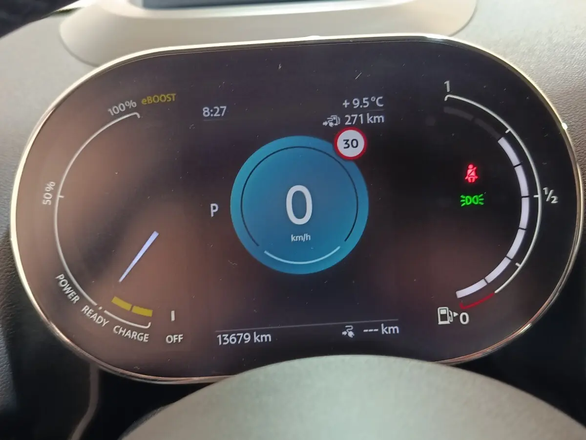 Affichage numérique du combiné d'instruments du MINI Countryman Cooper SE, montrant la vitesse à 0 km/h et l'autonomie.