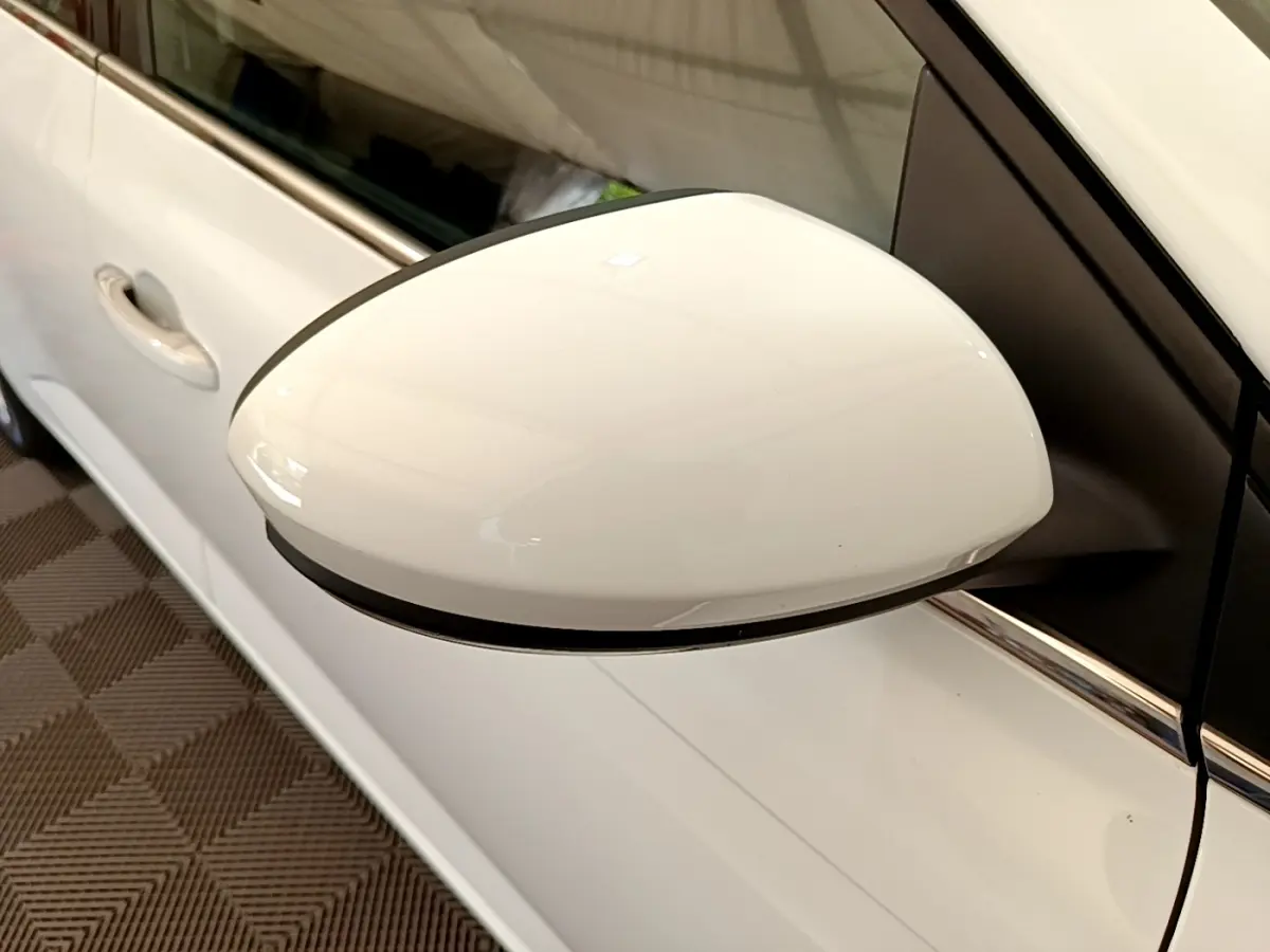 Rétroviseur droit blanc de Renault Mégane Business E-Tech hybride rechargeable vue rapprochée côté conducteur.