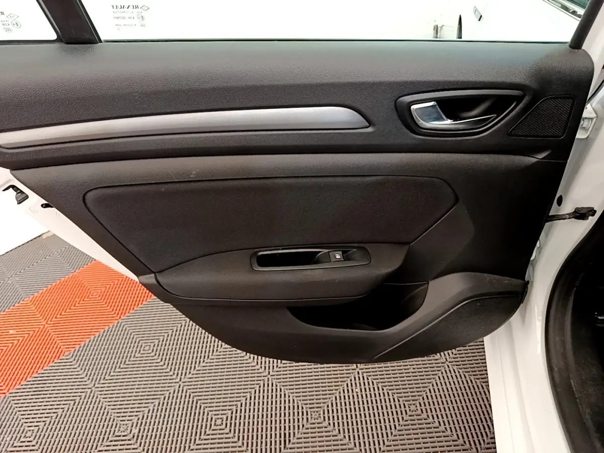 Vue rapprochée de la porte avant droite noire ouverte d'une Renault Mégane Business E-Tech blanche hybride rechargeable 2022.