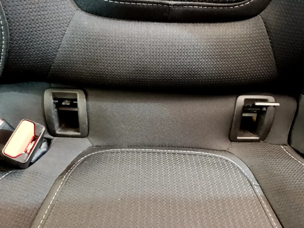 Détail de la banquette arrière noire de la Renault Mégane Business E-Tech hybride rechargeable, avec attaches Isofix visibles.