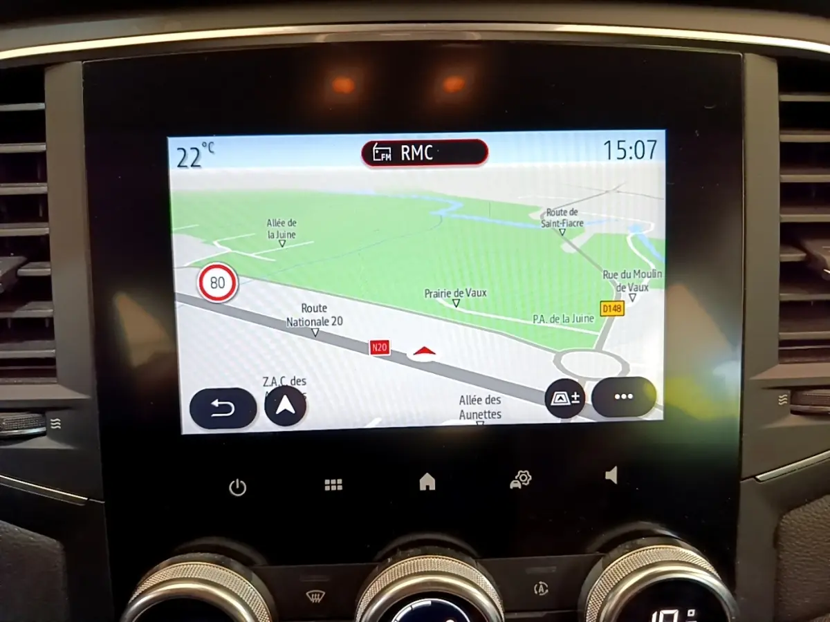 Écran tactile central de navigation affichant une carte, intérieur d'une Renault Mégane Business E-Tech hybride blanche.
