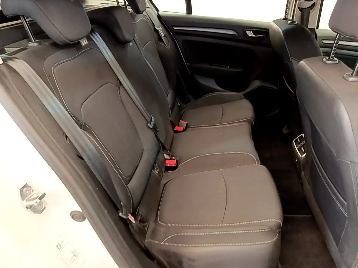 Vue côté gauche sur la banquette arrière noire de la Renault Mégane Business E-Tech hybride rechargeable blanche, avec ceintures visibles.