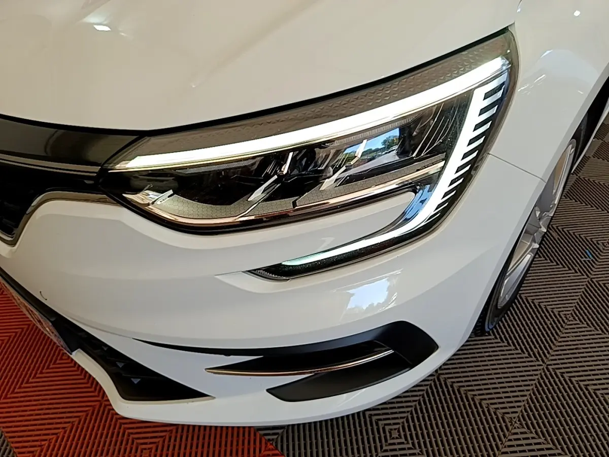 Gros plan sur le phare avant droit blanc de la Renault Mégane Business E-Tech hybride rechargeable 2022.