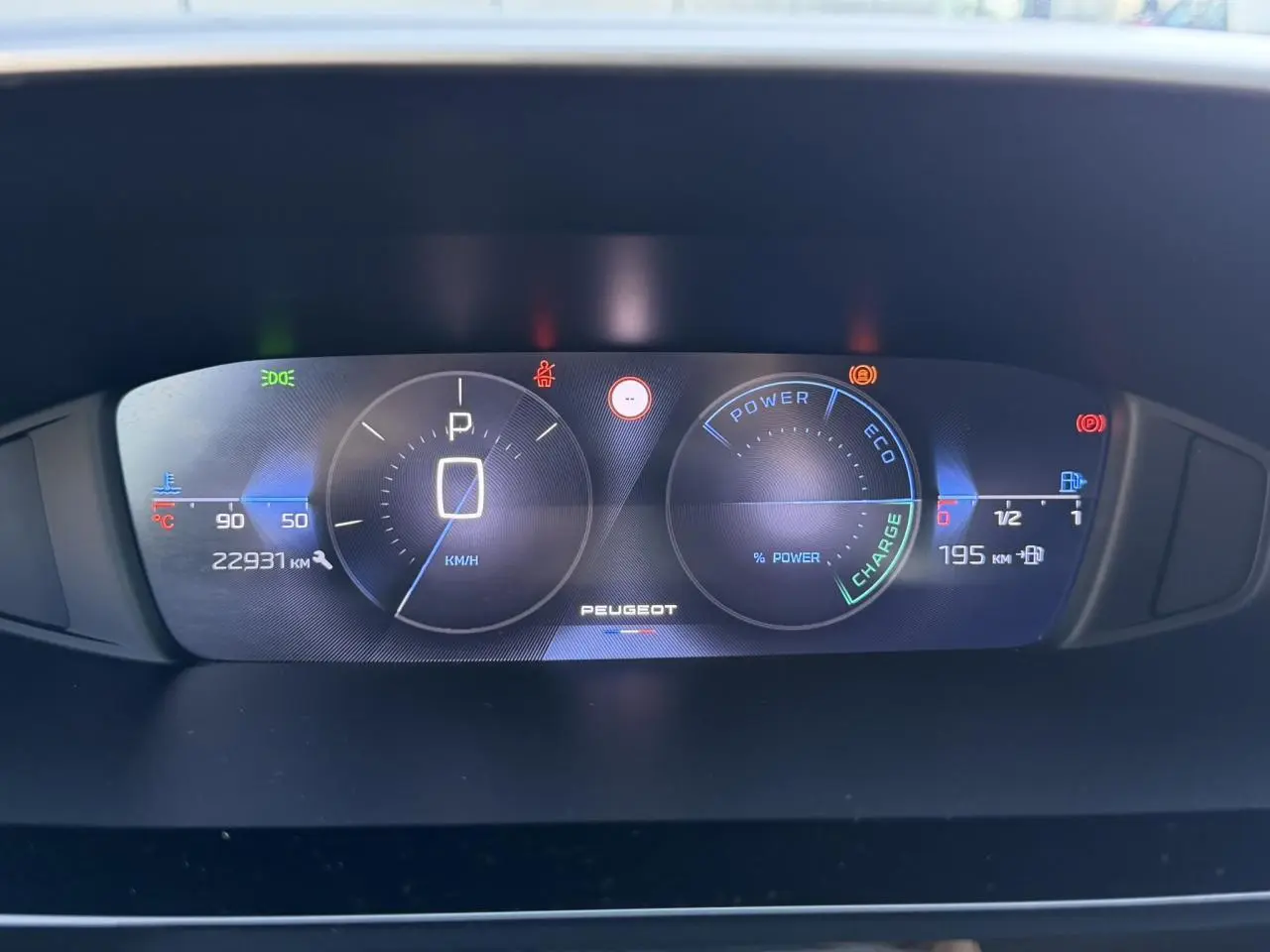 Vue rapprochée du combiné numérique 10 pouces de la Peugeot 308 Hybrid 2025 affichant vitesse, autonomie et indicateurs hybrides.