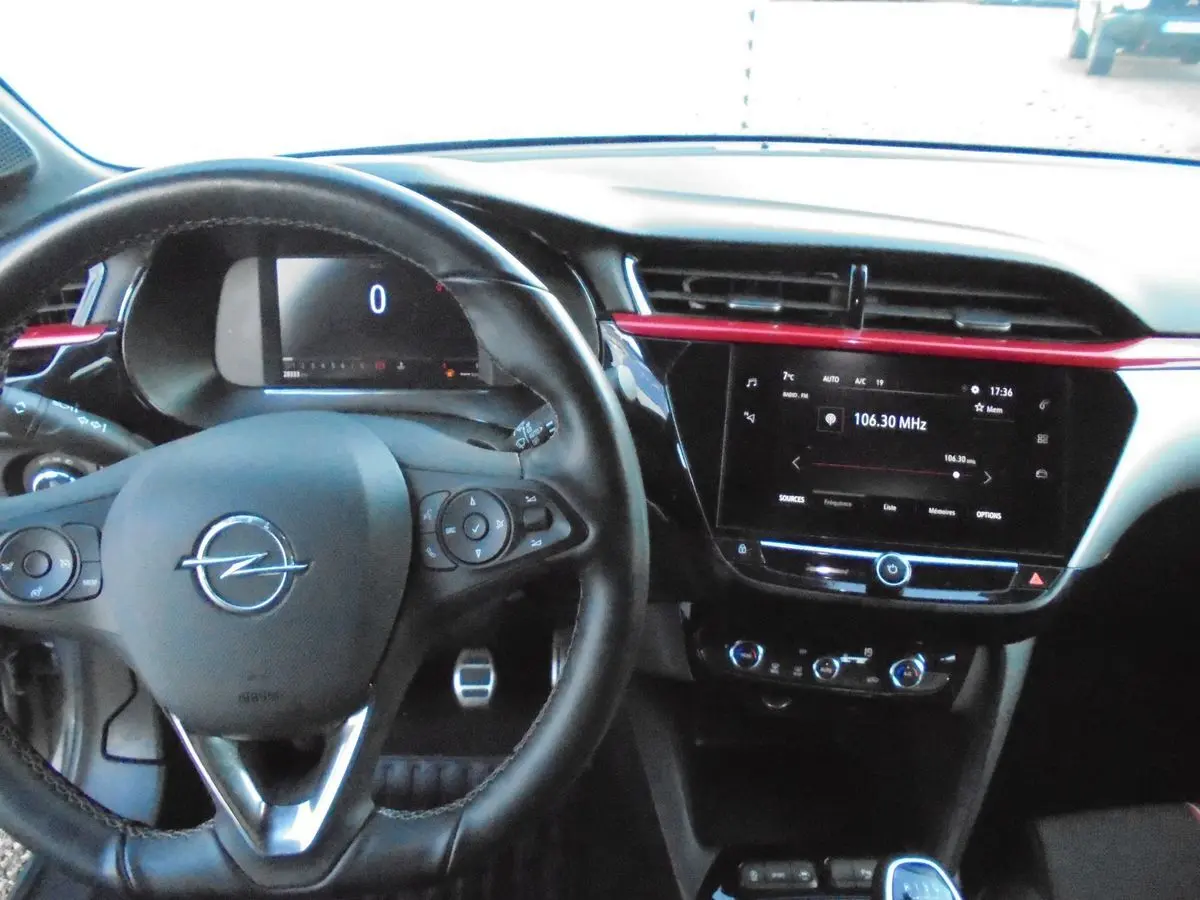 Vue intérieure du tableau de bord de l'Opel Corsa 1.2T 100 CH GS-LINE avec volant noir et écran tactile central.