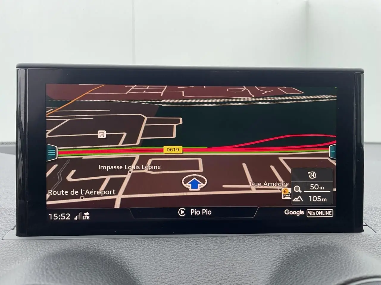 Écran couleur 8,3 pouces du système MMI Navigation Plus de l'Audi Q2 noir mythic affichant une carte GPS.