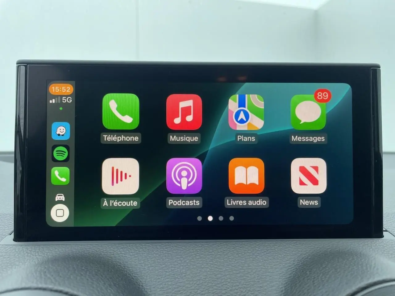Écran multimédia tactile de l'Audi Q2 2023 affichant les applications Apple CarPlay en intérieur noir.