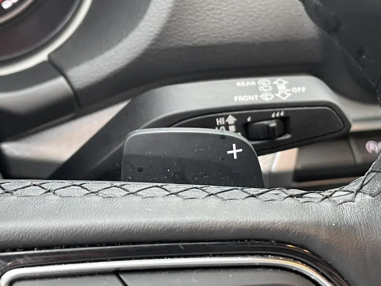 Gros plan sur la palette de changement de vitesse droite en cuir noir avec surpiqûres de l'Audi Q2 35 TFSI 2023.
