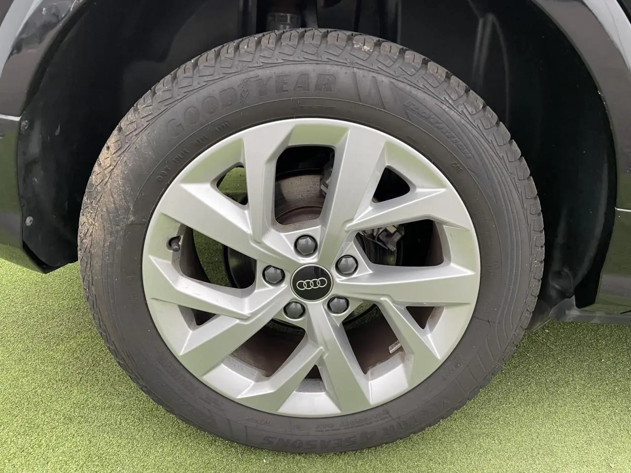 Gros plan sur la jante aluminium 5 branches doubles du côté avant droit d’un Audi Q2 noir mythic.