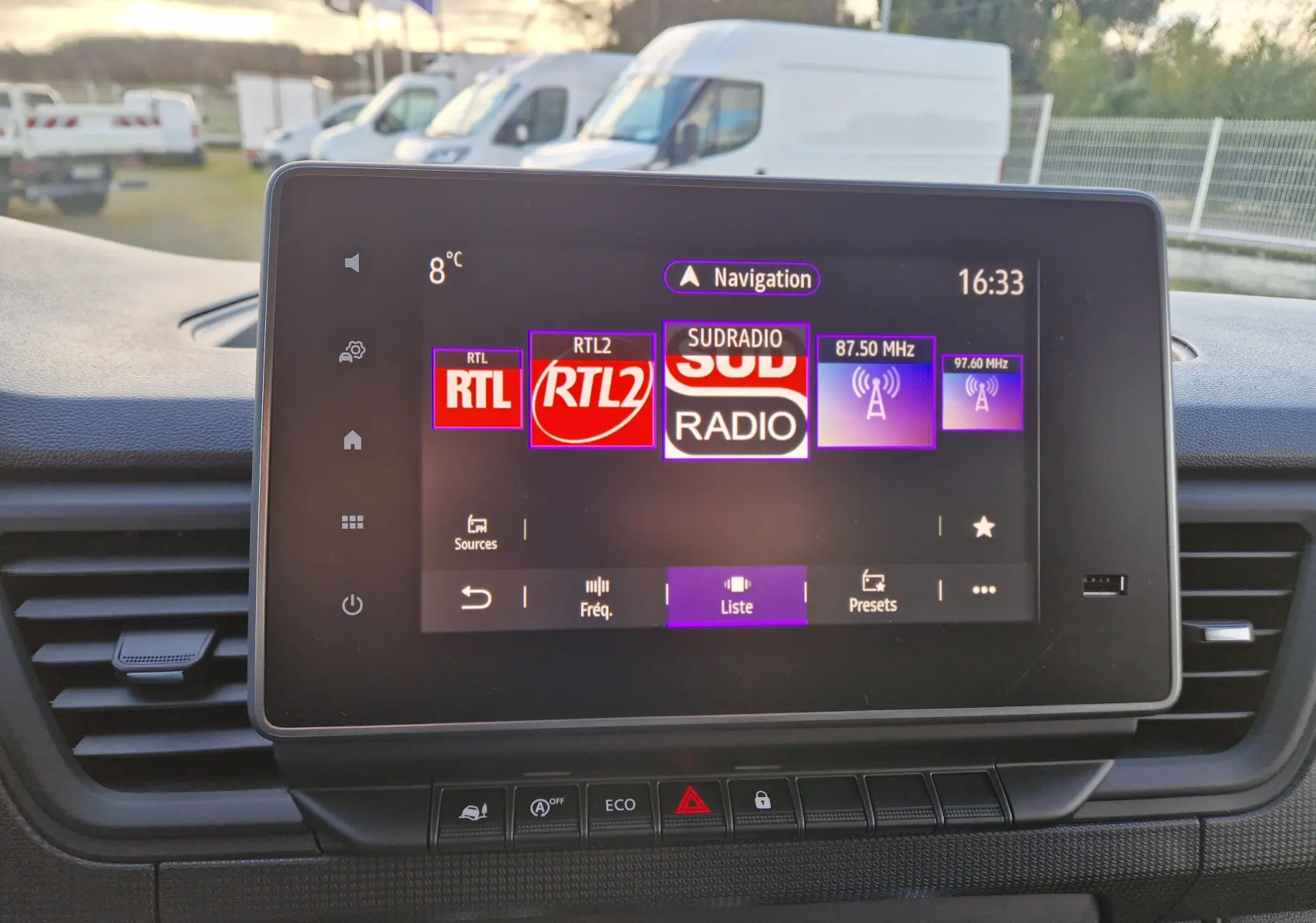 Écran tactile 8 pouces du tableau de bord du Renault Trafic Fourgon 2025, affichant les stations radio en extérieur.