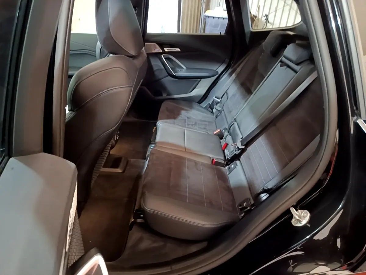 Vue intérieure côté droit sur la banquette arrière en cuir noir du BMW X1 xDrive23i M Sport 2023.