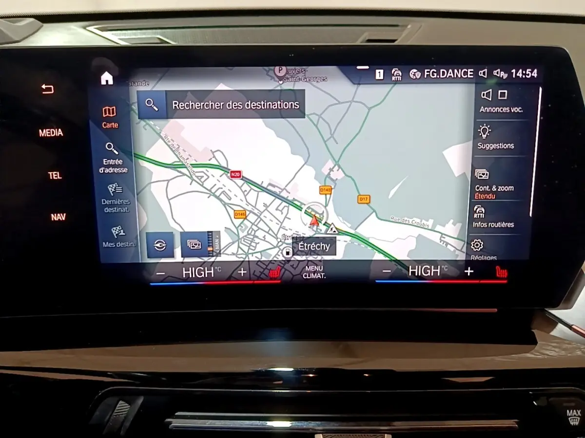 Écran tactile central du BMW X1 xDrive23i M Sport 2023 affichant la navigation et les réglages climatisation.