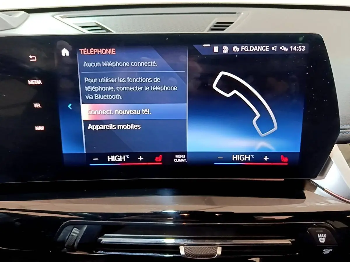 Écran tactile central affichant le menu téléphone dans l'habitacle d'une BMW X1 noir, version 2023 M Sport.