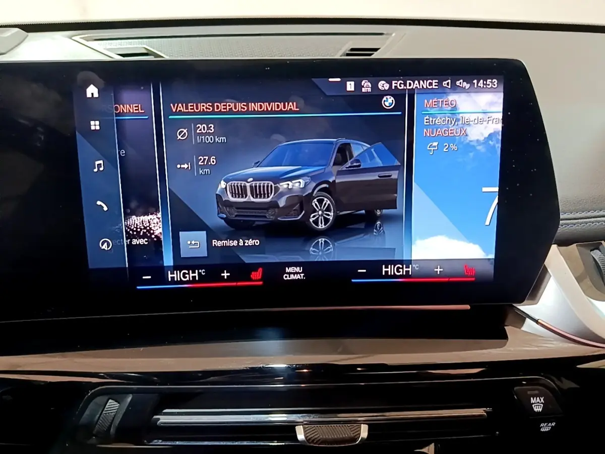 Écran tactile du tableau de bord montrant une BMW X1 noire en 3/4 avant avec porte avant ouverte.