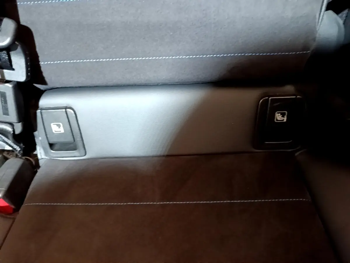 Détail des commandes Isofix sur la banquette arrière en tissu noir du BMW X1 xDrive23i M Sport 2023.