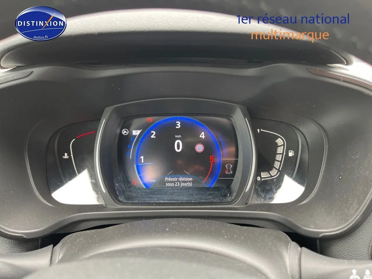 Vue rapprochée du tableau de bord numérique du Renault Kadjar 2018 avec affichage du compte-tours et jauge carburant.