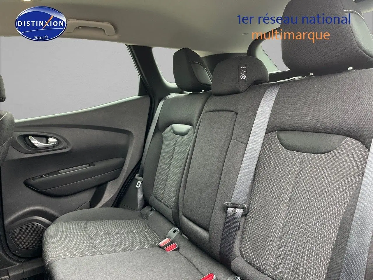 Vue intérieure côté gauche de la banquette arrière en tissu carbone foncé du Renault Kadjar 2018 gris platine.
