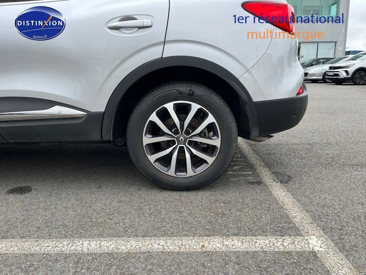 Gros plan sur la roue arrière droite et la partie latérale gris platine d’un Renault Kadjar 2018.