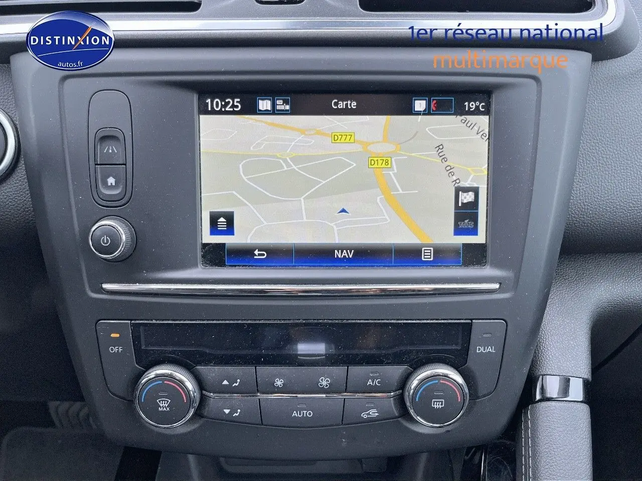 Vue rapprochée de la console centrale du Renault Kadjar 2018, avec écran tactile GPS et commandes climatisation bi-zone.