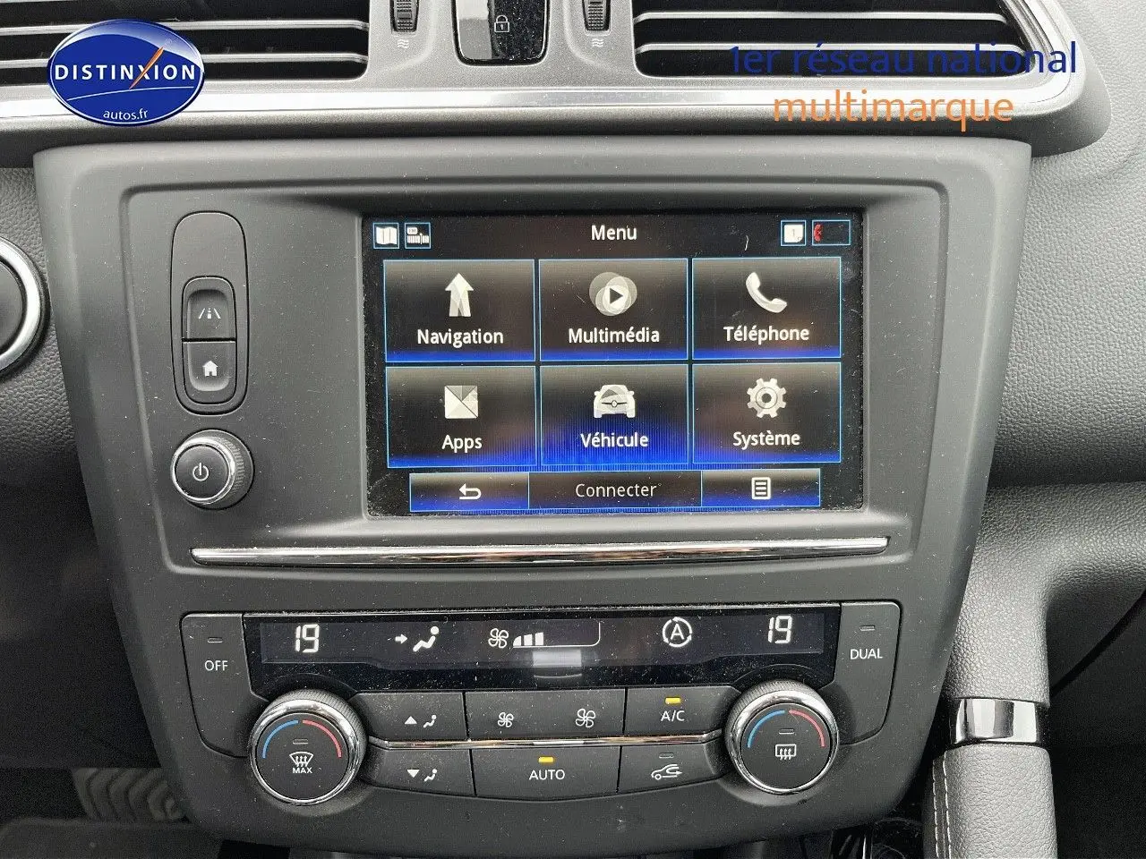 Vue rapprochée du tableau de bord du Renault Kadjar 2018 avec écran tactile et commandes de climatisation bi-zone.