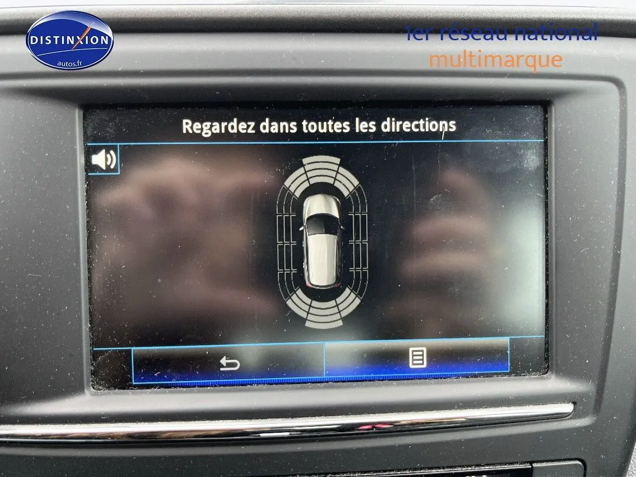 Écran tactile du système multimédia du Renault Kadjar 2018 montrant l'alerte de proximité autour du véhicule.