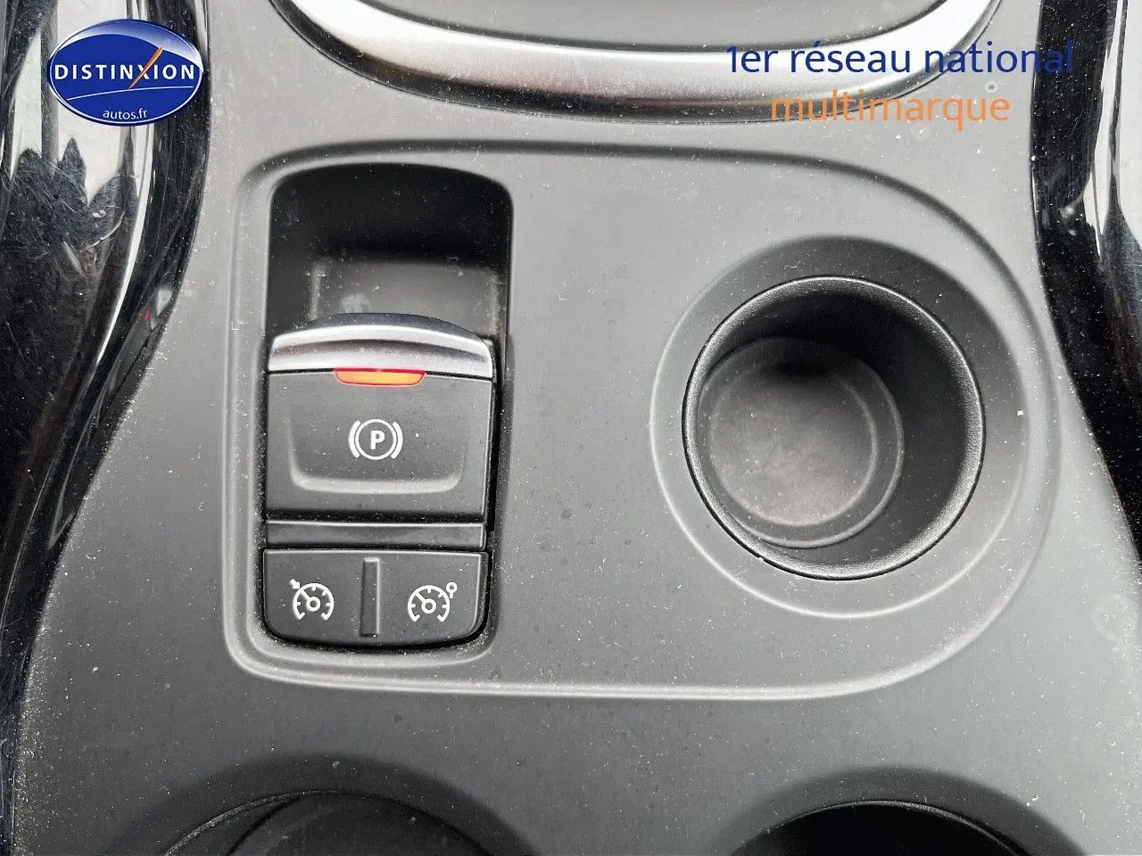 Gros plan sur la console centrale grise du Renault Kadjar avec commande frein à main électrique et boutons régulateur de vitesse.
