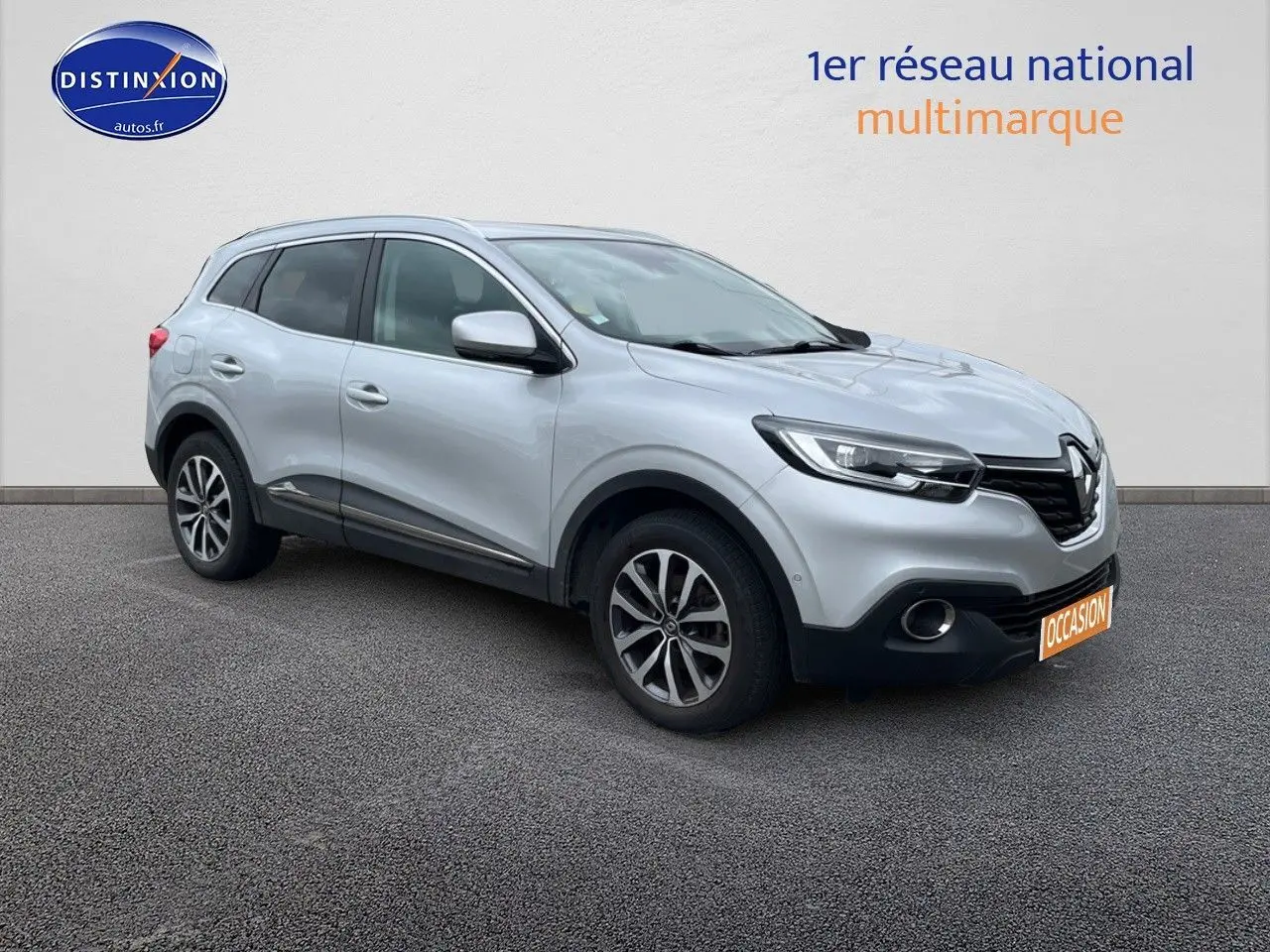 Renault Kadjar gris platine en 3/4 avant droit, avec jantes alu et calandre noire distinctive.