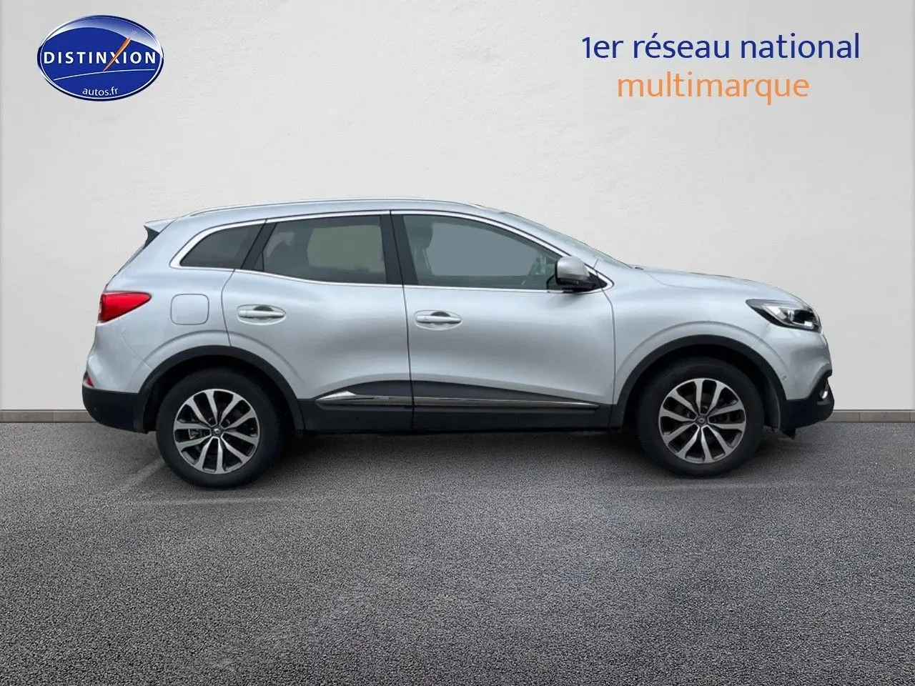 Profil droit d’un Renault Kadjar gris platine 2018 avec jantes alu et vitres teintées sur fond neutre.