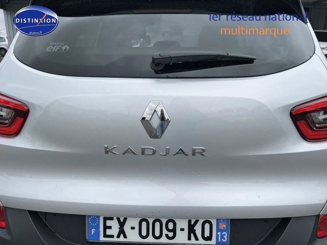 Vue arrière rapprochée d’un Renault Kadjar gris platine avec logo et plaque d’immatriculation française visible.