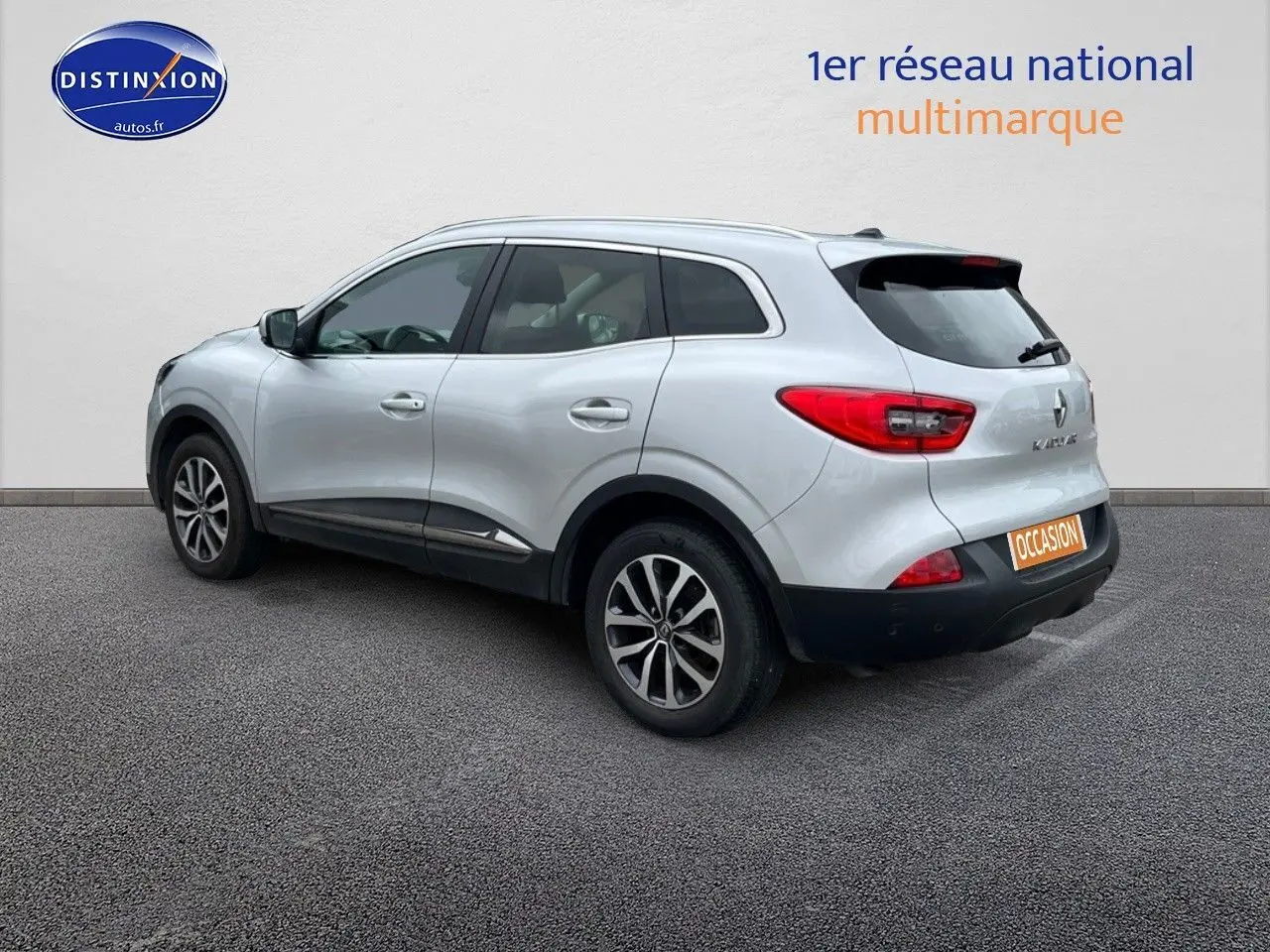 Vue 3/4 arrière droite d'un Renault Kadjar gris platine avec jantes alu et vitres teintées sur fond neutre.