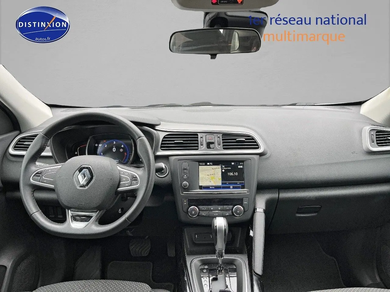 Vue intérieure frontale du tableau de bord et volant cuir multifonction du Renault Kadjar gris Platine de 2018.