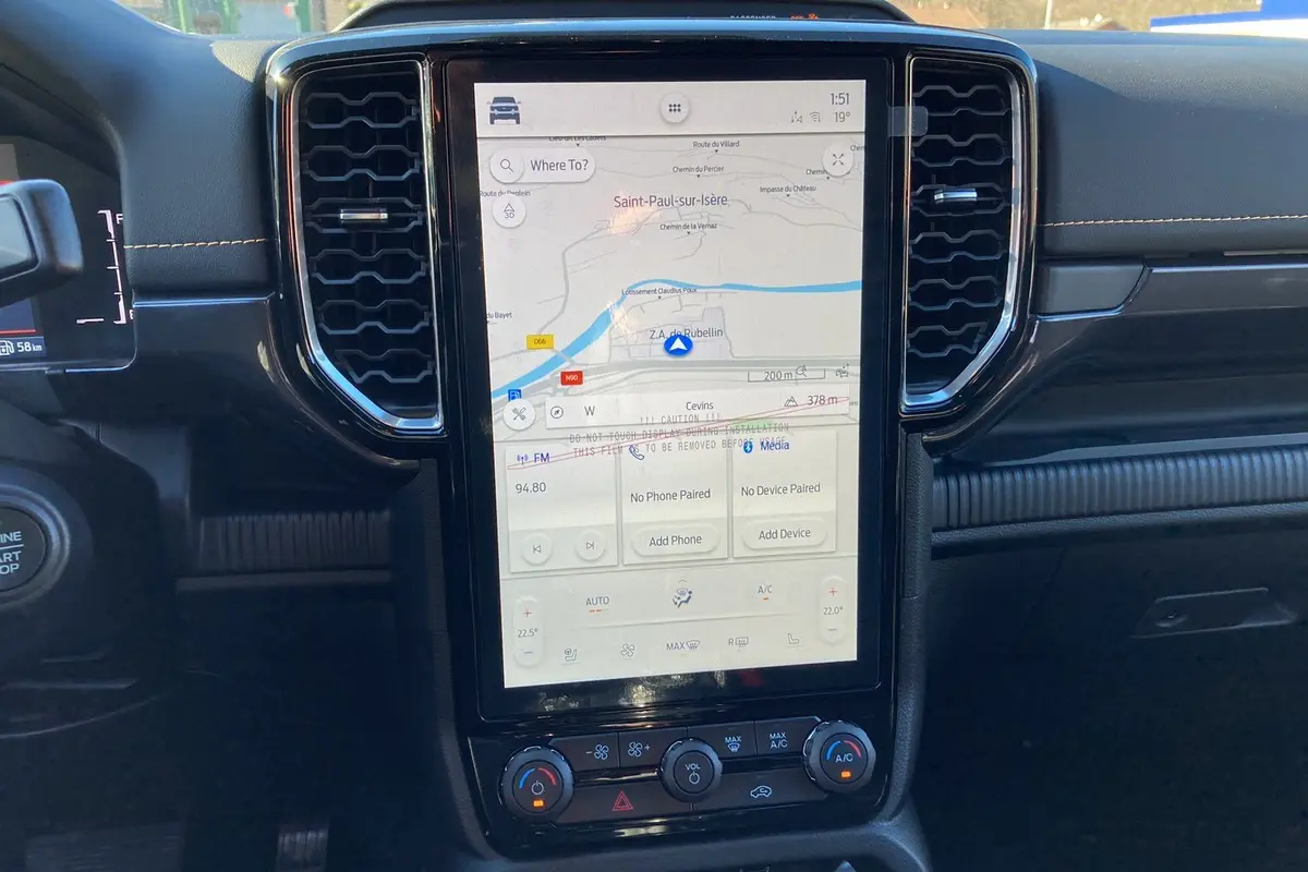 Vue rapprochée de la console centrale du Ford Ranger 2025 avec écran tactile GPS et commandes climatisation.