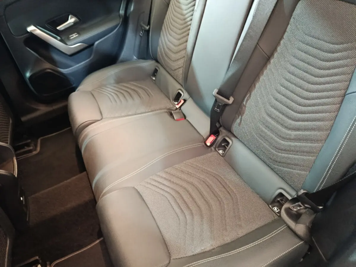 Vue intérieure du siège arrière droit en tissu et cuir gris de la Mercedes Classe A 250 e Business Line 2023.
