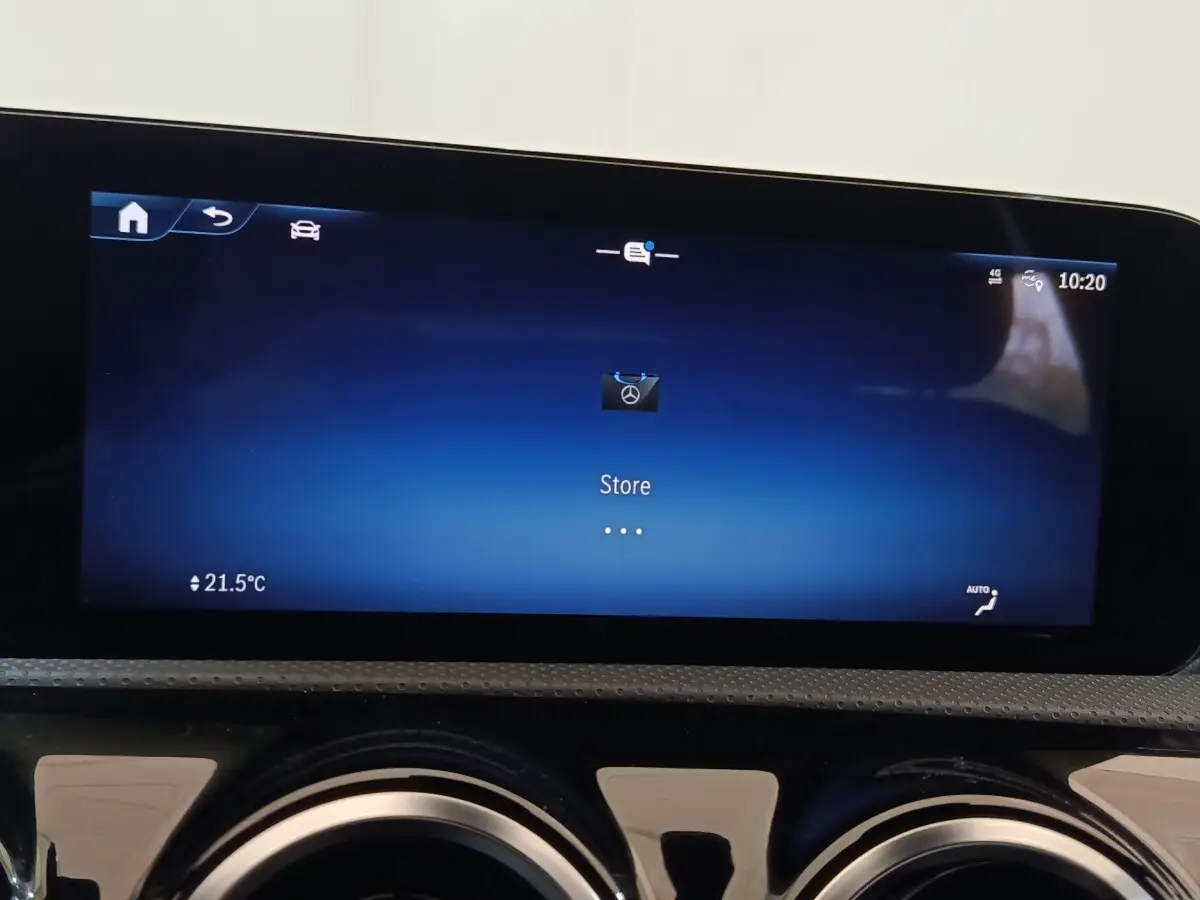 Écran tactile central bleu affichant le menu Store dans l’habitacle d’une Mercedes Classe A gris clair 2023.