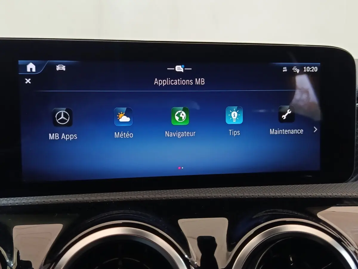 Écran tactile central de 10,25 pouces affichant les applications MB dans l’habitacle d’une Mercedes Classe A gris clair.